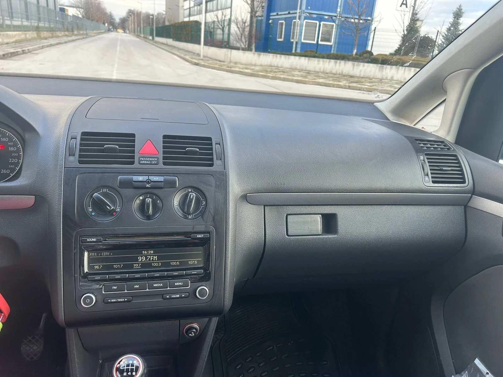 VW Touran 1.9 PD AVQ 6ск. Малкият данък, снимка 16 - Автомобили и джипове - 53921497