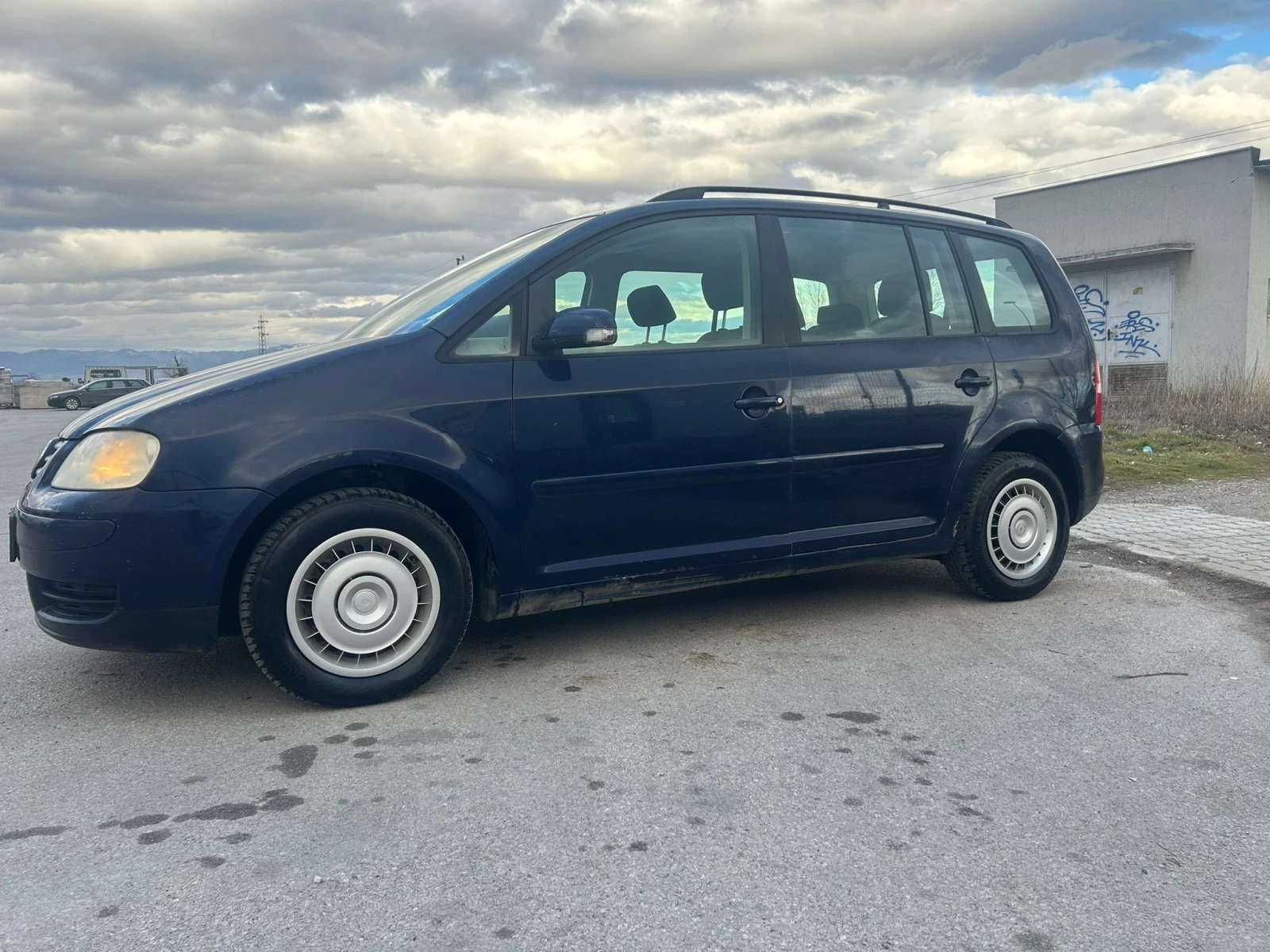 VW Touran 1.9 PD AVQ 6ск. Малкият данък, снимка 2 - Автомобили и джипове - 53921497