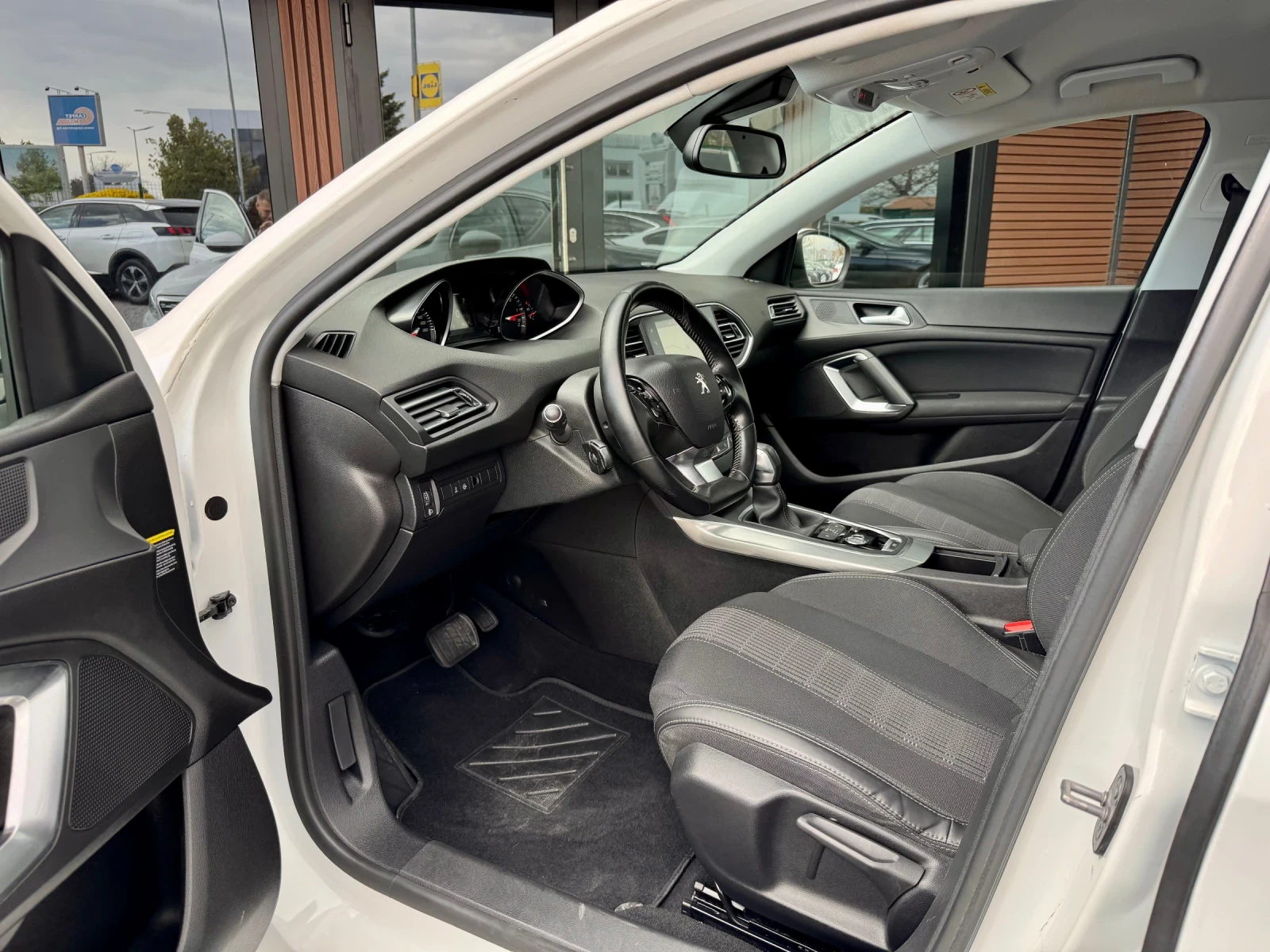 Peugeot 308 Facelift* Kayless* Лизинг, снимка 8 - Автомобили и джипове - 54188375