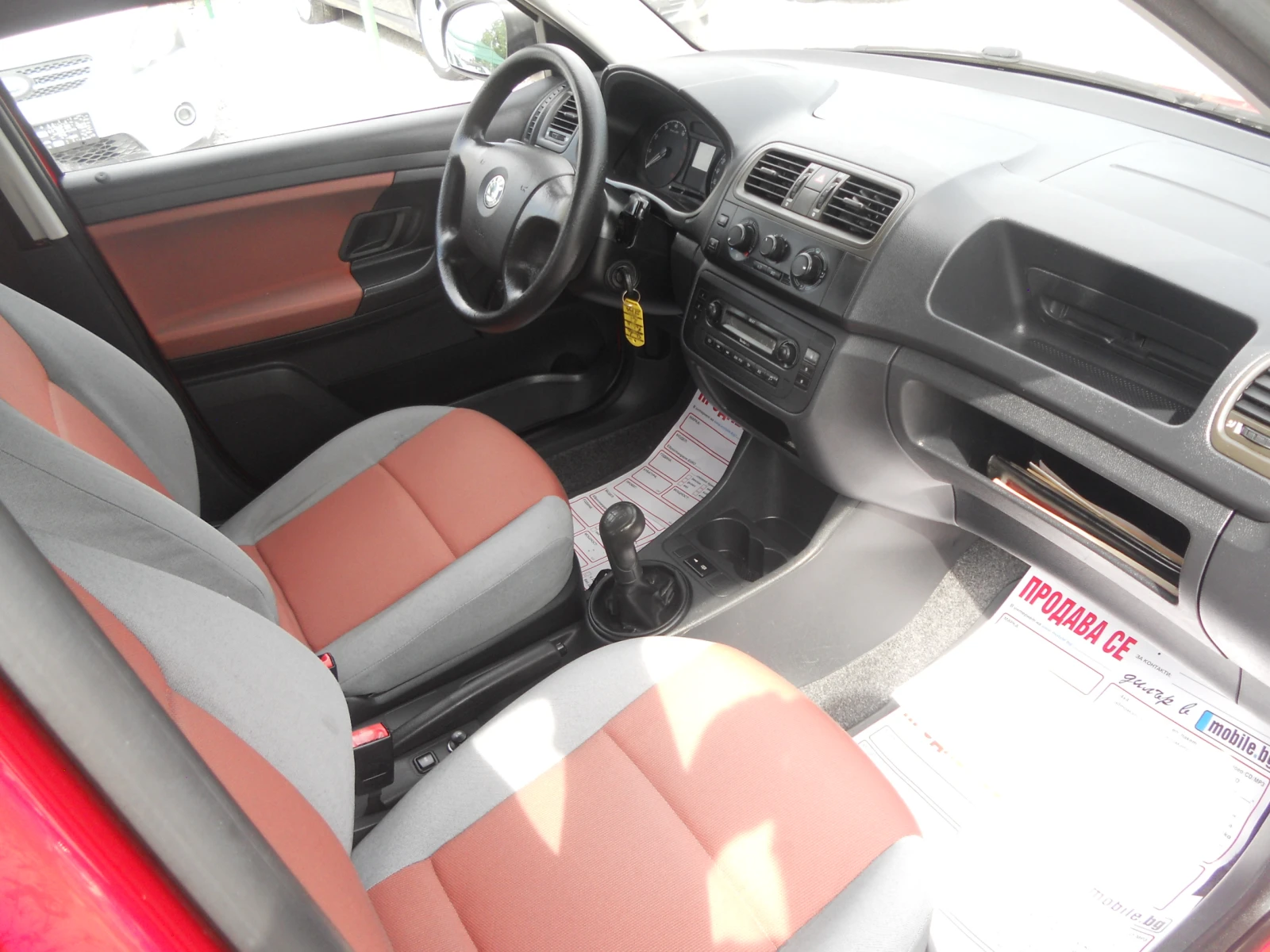 Skoda Fabia 1.2i ЛИЗИНГ!!! РЕАЛНИ КИЛОМЕТРИ+ СЕРВИЗНИ ДОКУМЕНТ, снимка 10 - Автомобили и джипове - 55207325