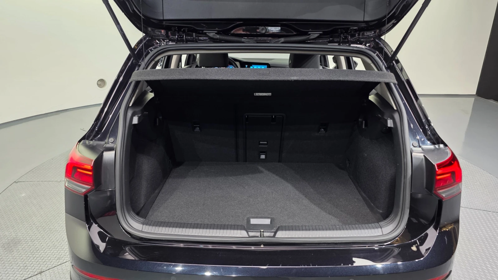 VW Golf 2.0 TDI Premium | Адаптивен круиз | Камера| Подгре, снимка 16 - Автомобили и джипове - 55663265