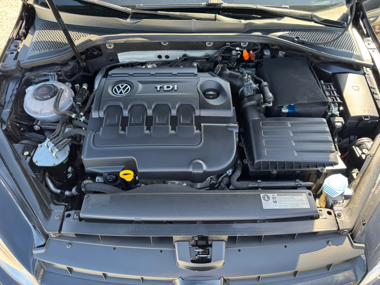 VW Golf 1.6 TDI , снимка 15 - Автомобили и джипове - 55888779