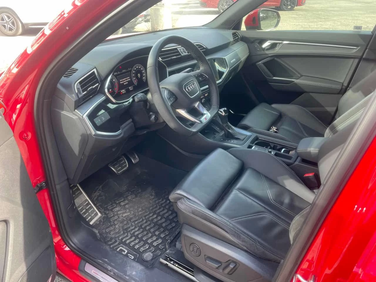 Audi Q3 * TECHNIK * PANO * 360 * CARFAX * ПОДГРЕВИ, снимка 5 - Автомобили и джипове - 54479920