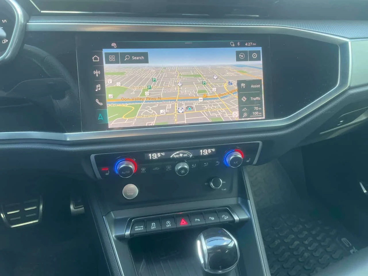 Audi Q3 * TECHNIK * PANO * 360 * CARFAX * ПОДГРЕВИ, снимка 9 - Автомобили и джипове - 54479920