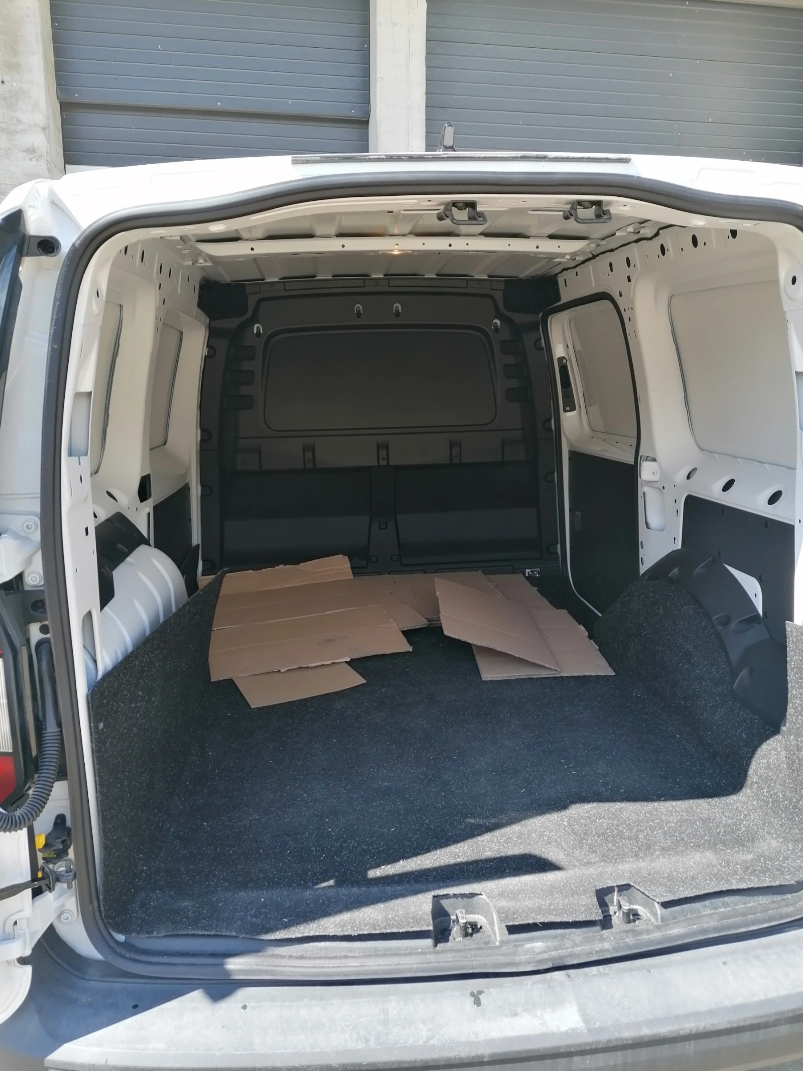 VW Caddy Maxi Cargo 3, 7m3 2, 0 TDI 102 k.c 6MT - изображение 3