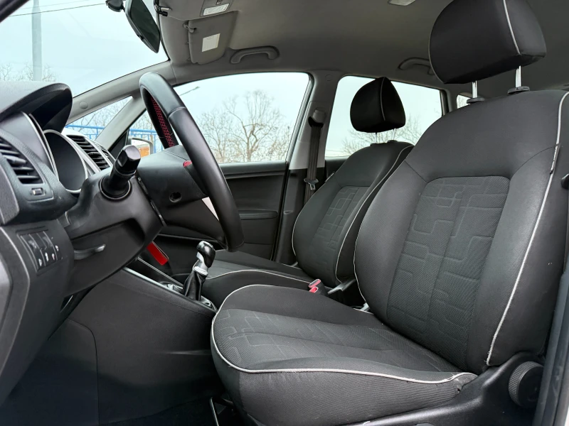 Kia Venga 1.4i-90к.с-парктроник-климатик-мултимедия-Италия, снимка 10 - Автомобили и джипове - 53197148