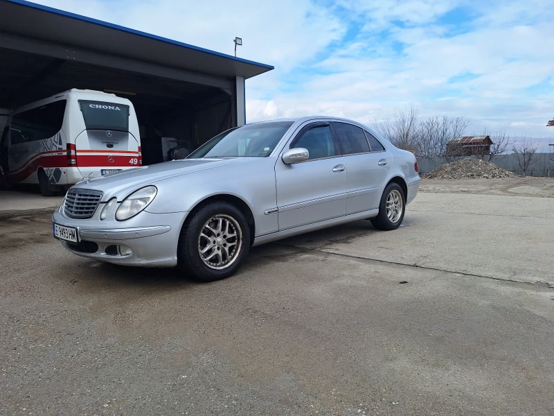 Mercedes-Benz E 220, снимка 5 - Автомобили и джипове - 53453603