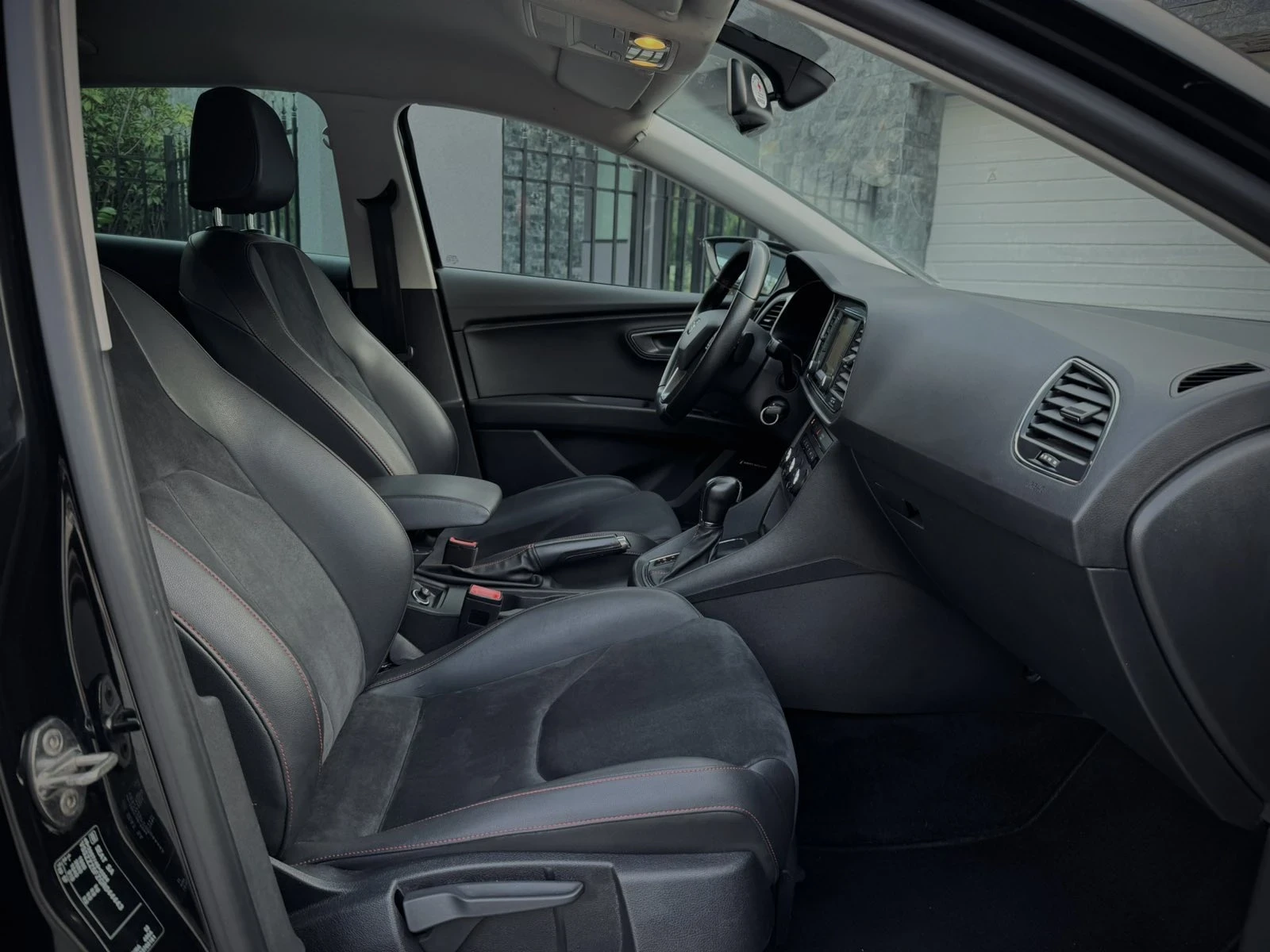 Seat Leon FR Limited / MATRIX Фарове / Алкантара / DSG - 6ск, снимка 10 - Автомобили и джипове - 53779613