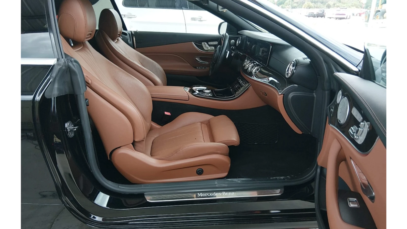 Mercedes-Benz E 400 4MATIC Convertible, снимка 7 - Автомобили и джипове - 54456592