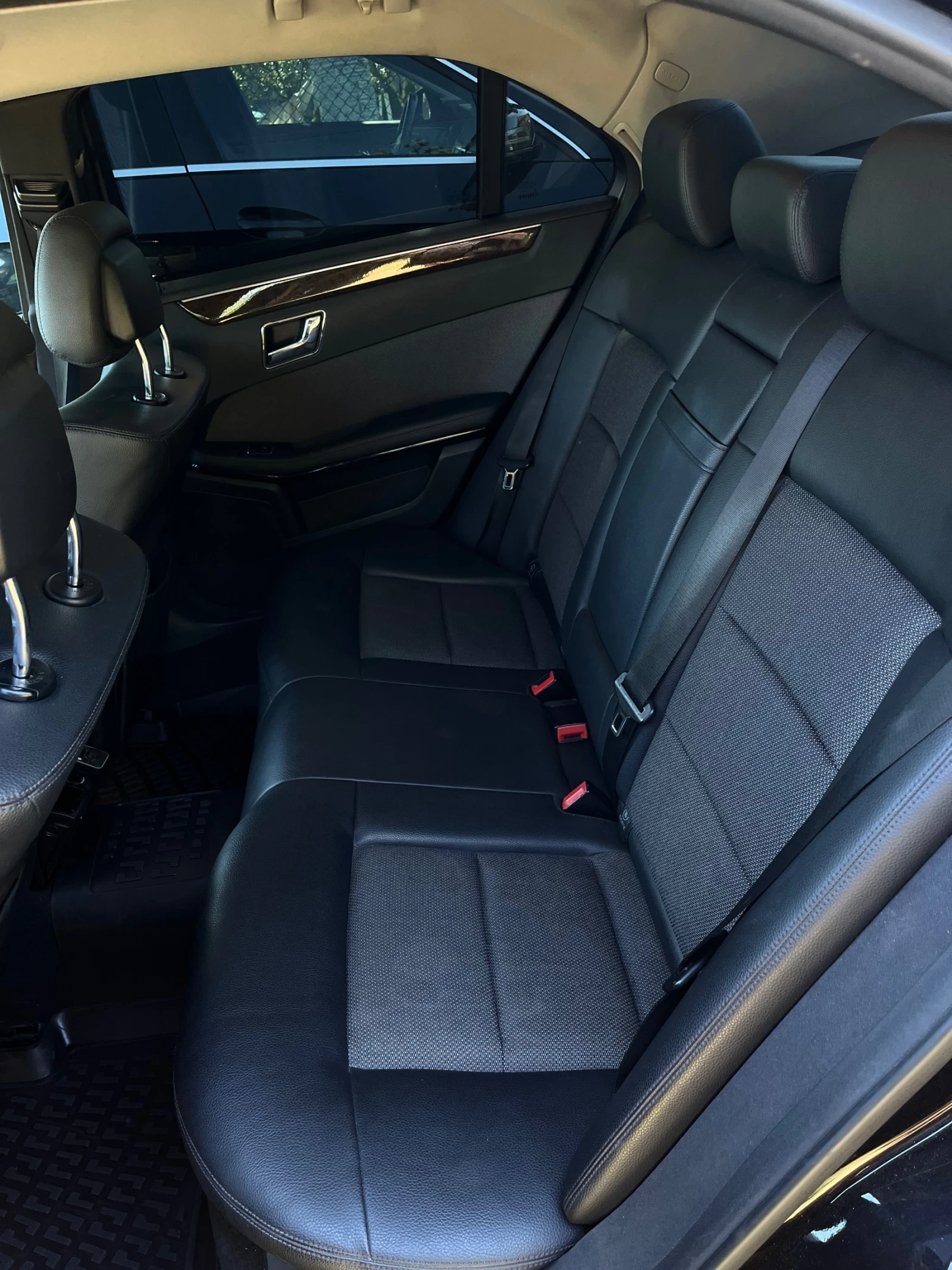 Mercedes-Benz E 220, снимка 9 - Автомобили и джипове - 55157896