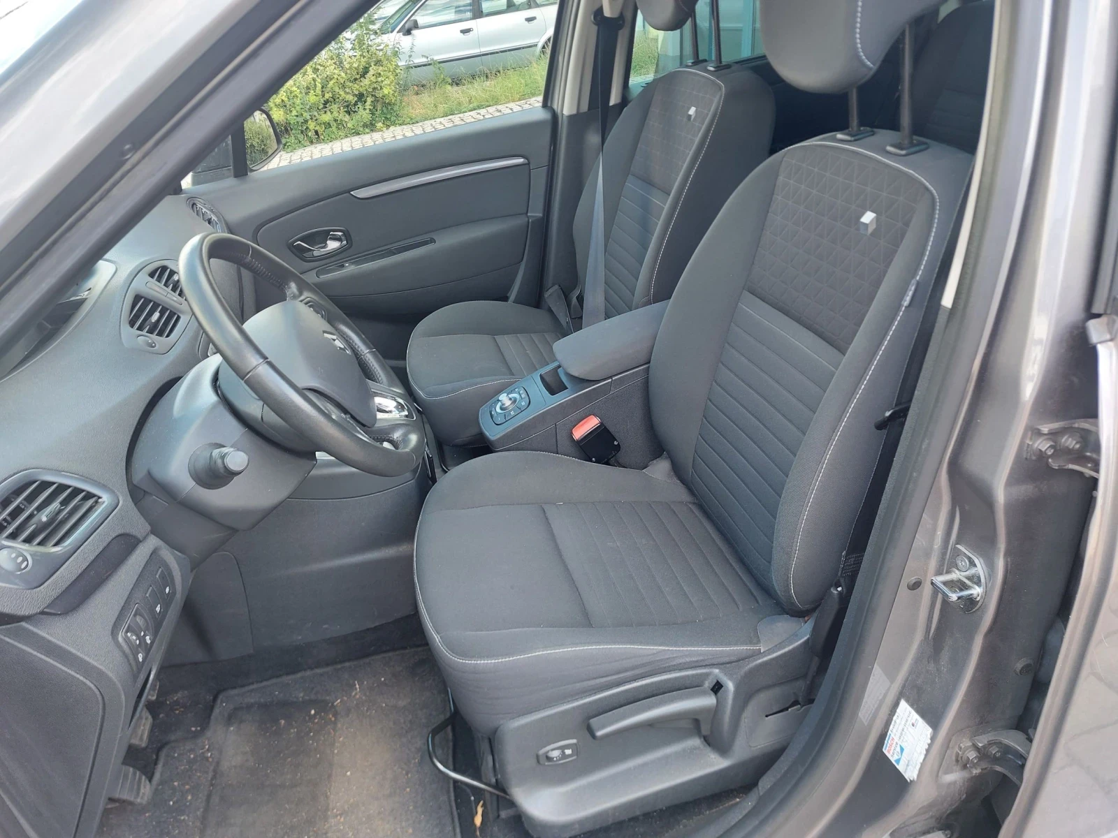 Renault Scenic 1.2TCe  , снимка 8 - Автомобили и джипове - 55902021