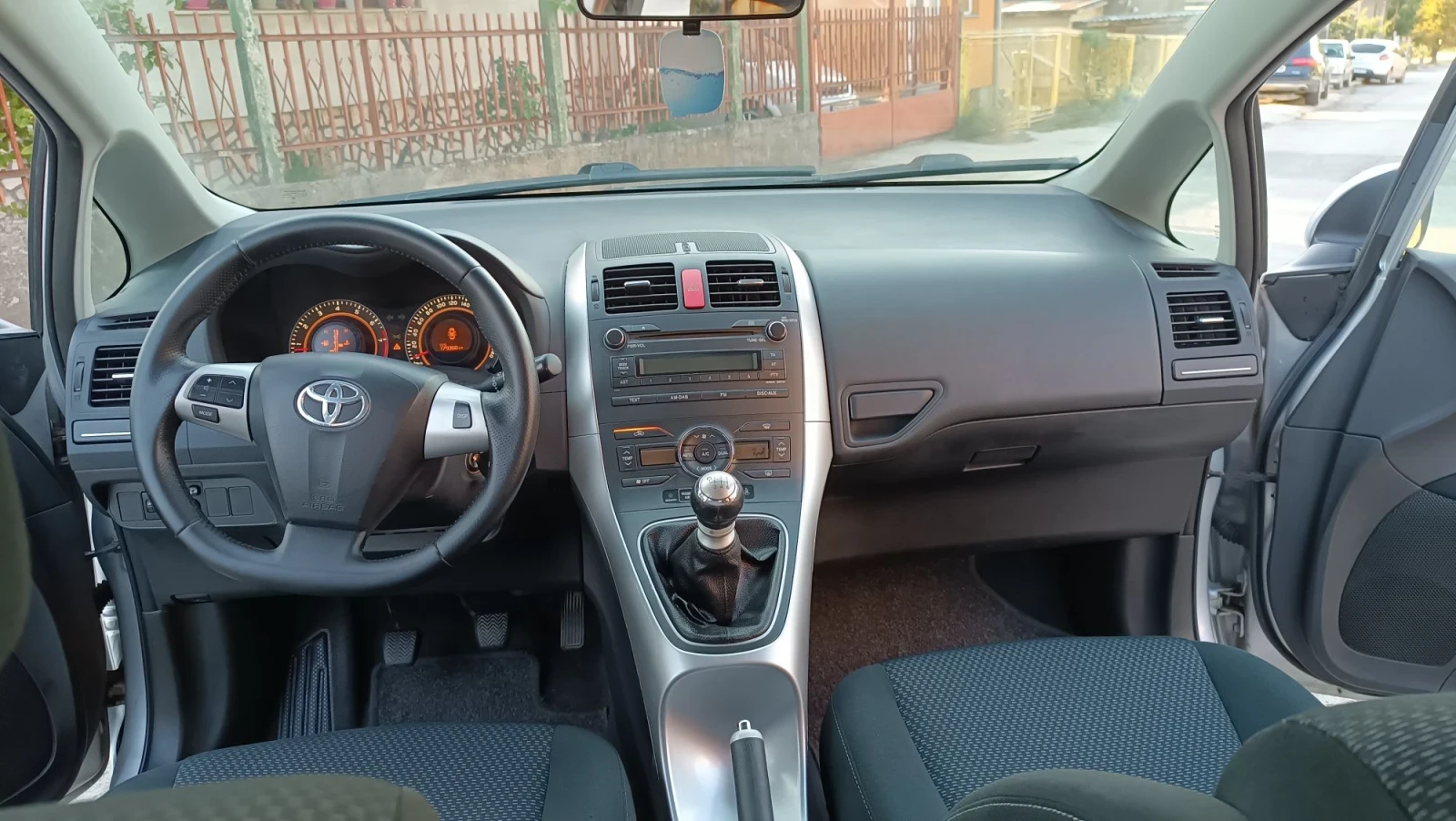 Toyota Auris 1.6-132к.с.перфектен, снимка 5 - Автомобили и джипове - 56145035