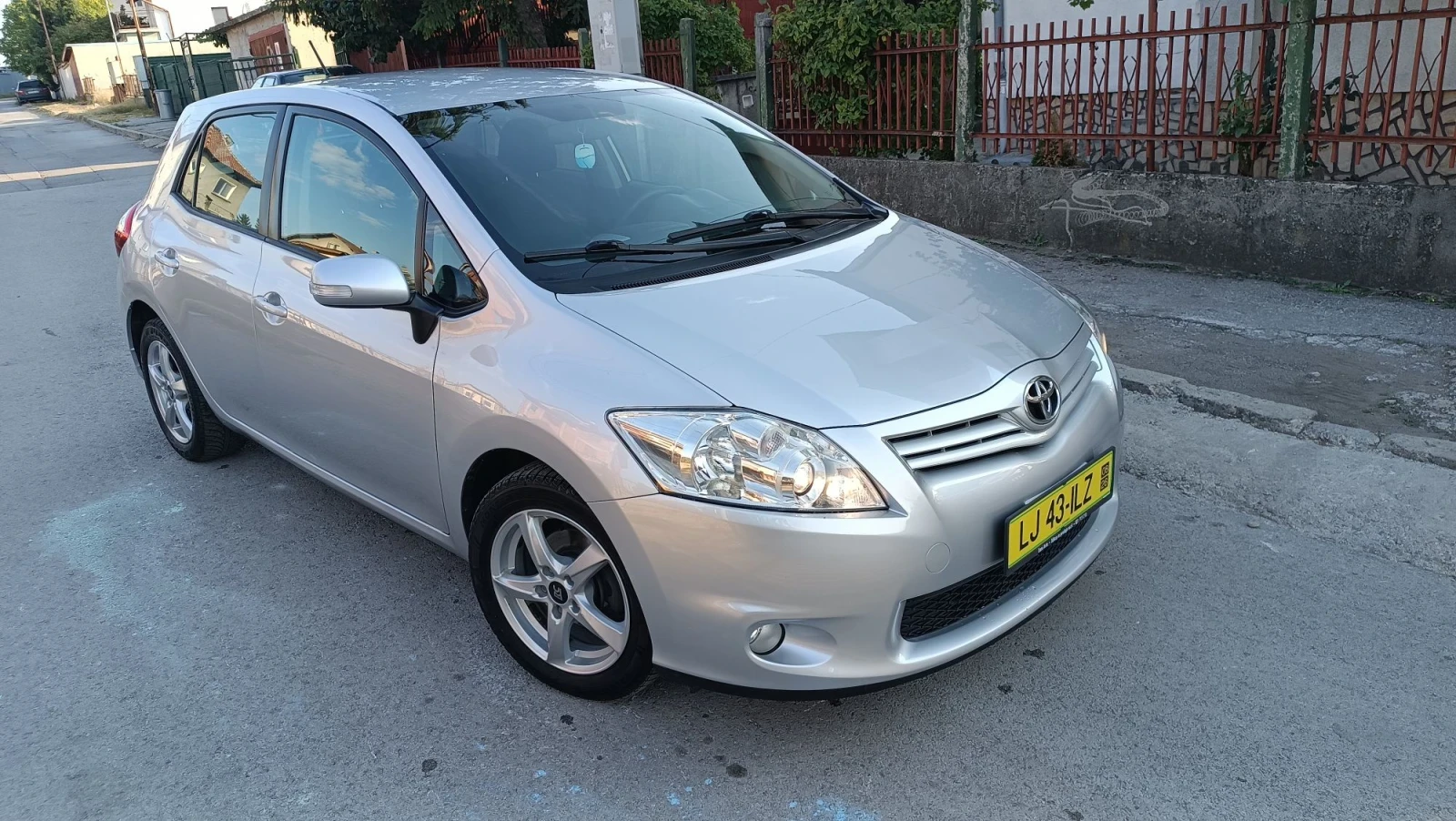 Toyota Auris 1.6-132к.с.перфектен, снимка 3 - Автомобили и джипове - 56145035