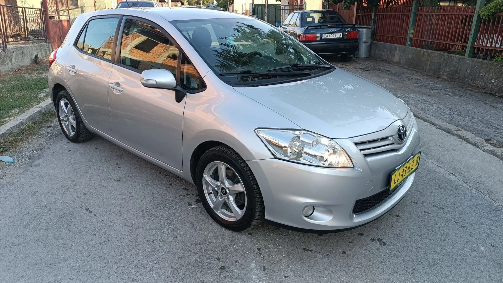 Toyota Auris 1.6-132к.с.перфектен, снимка 13 - Автомобили и джипове - 56145035