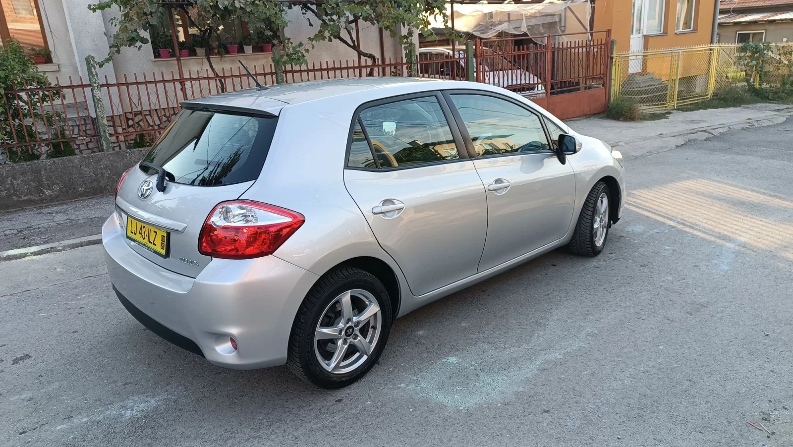 Toyota Auris 1.6-132к.с.перфектен, снимка 2 - Автомобили и джипове - 56145035
