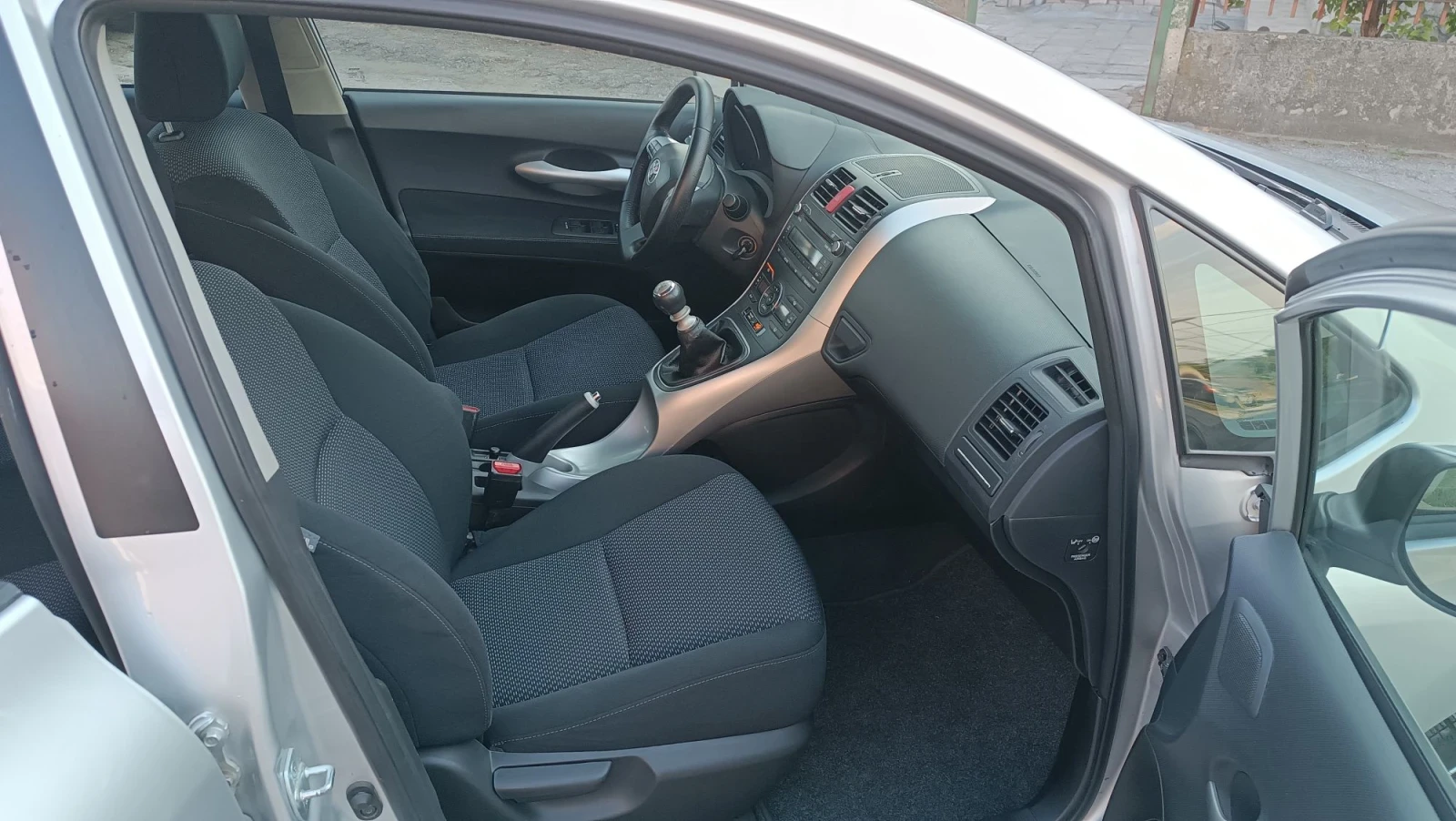 Toyota Auris 1.6-132к.с.перфектен, снимка 7 - Автомобили и джипове - 56145035