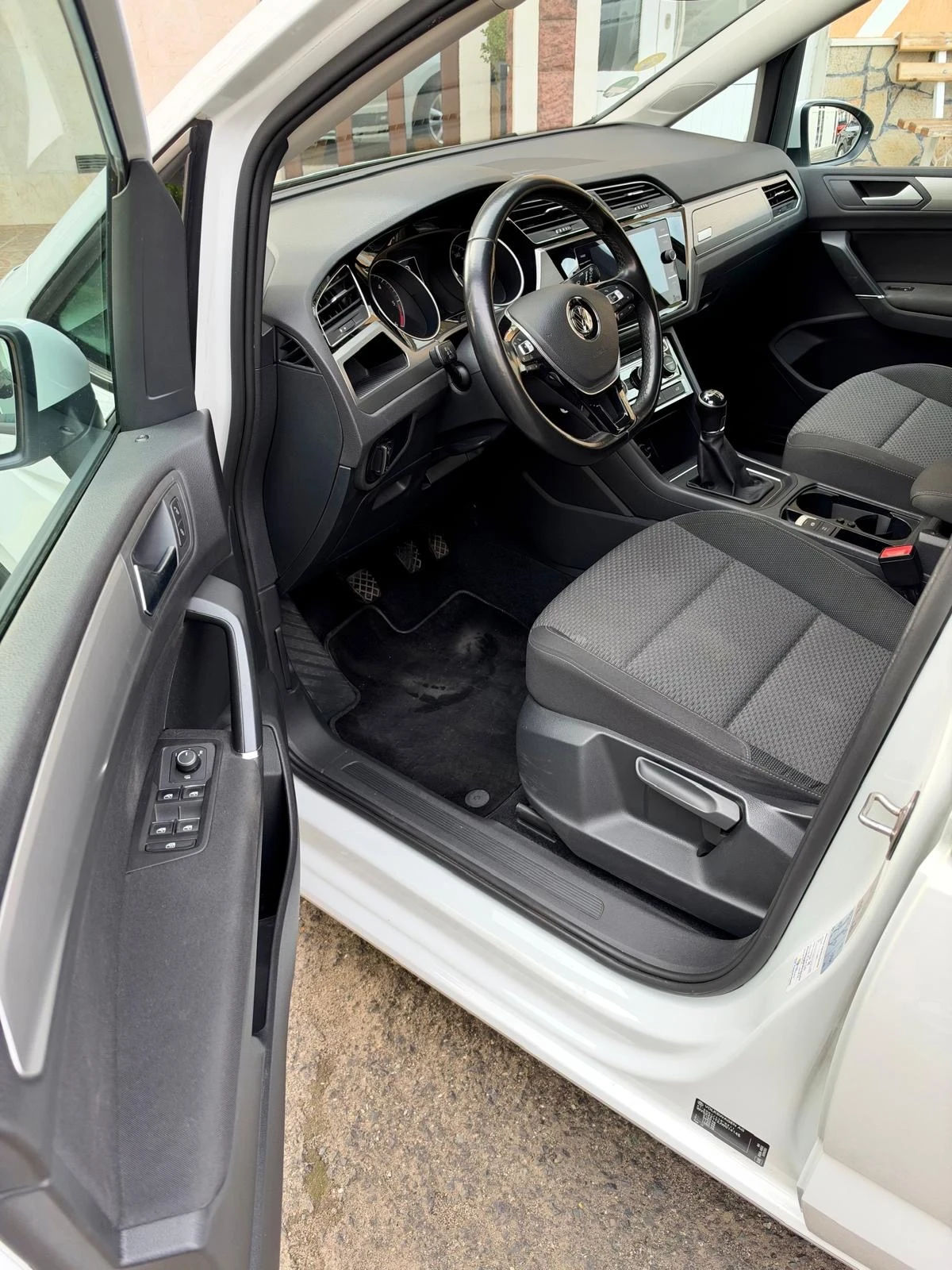 VW Touran, снимка 9 - Автомобили и джипове - 56523572