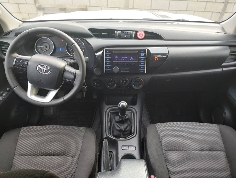 Toyota Hilux 2.4, снимка 7 - Автомобили и джипове - 46396271