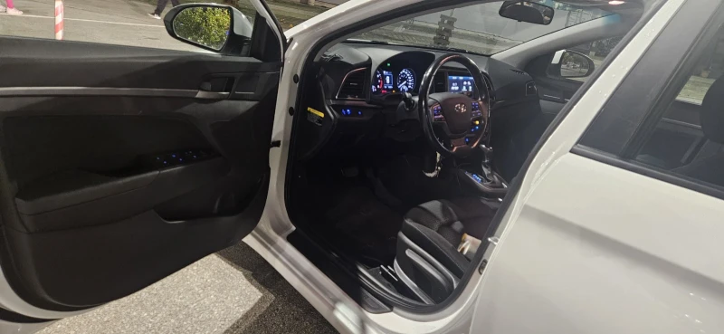 Hyundai Elantra 2.0, снимка 15 - Автомобили и джипове - 52578789