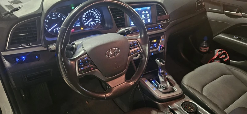 Hyundai Elantra 2.0, снимка 13 - Автомобили и джипове - 52578789
