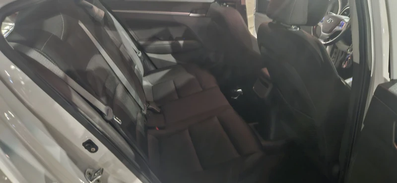 Hyundai Elantra 2.0, снимка 12 - Автомобили и джипове - 52578789