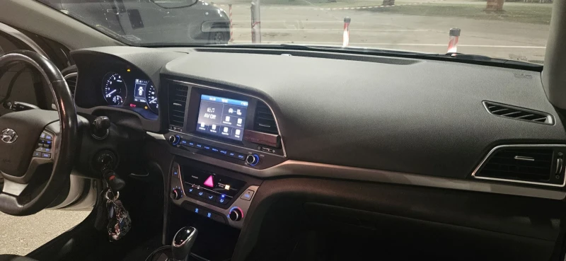 Hyundai Elantra 2.0, снимка 9 - Автомобили и джипове - 52578789