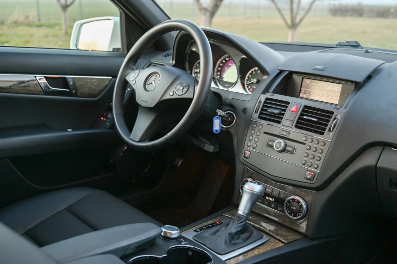 Mercedes-Benz C 300, снимка 10 - Автомобили и джипове - 53295770