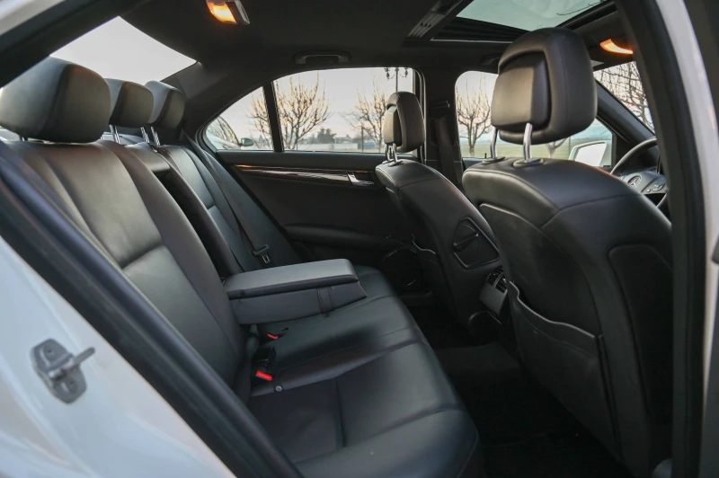 Mercedes-Benz C 300, снимка 11 - Автомобили и джипове - 53295770