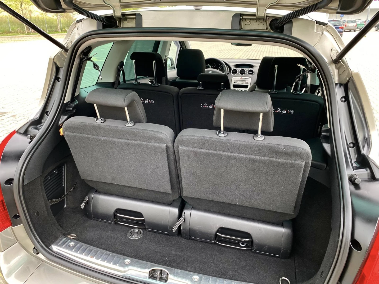 Peugeot 308 (6+ 1)  1, 6  e-HDI - изображение 9