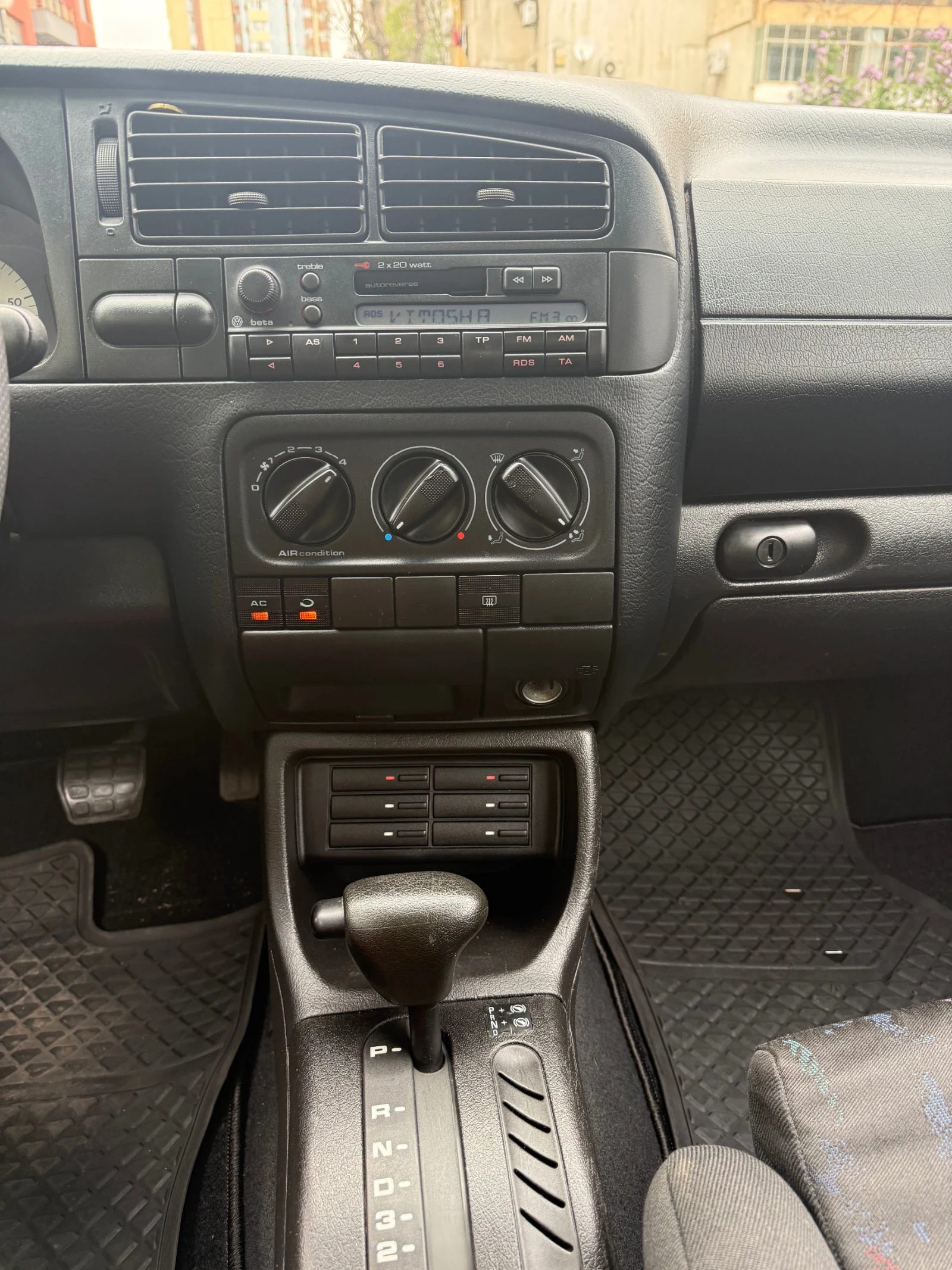 VW Golf 1.6 АВТОМАТ , снимка 13 - Автомобили и джипове - 54669946