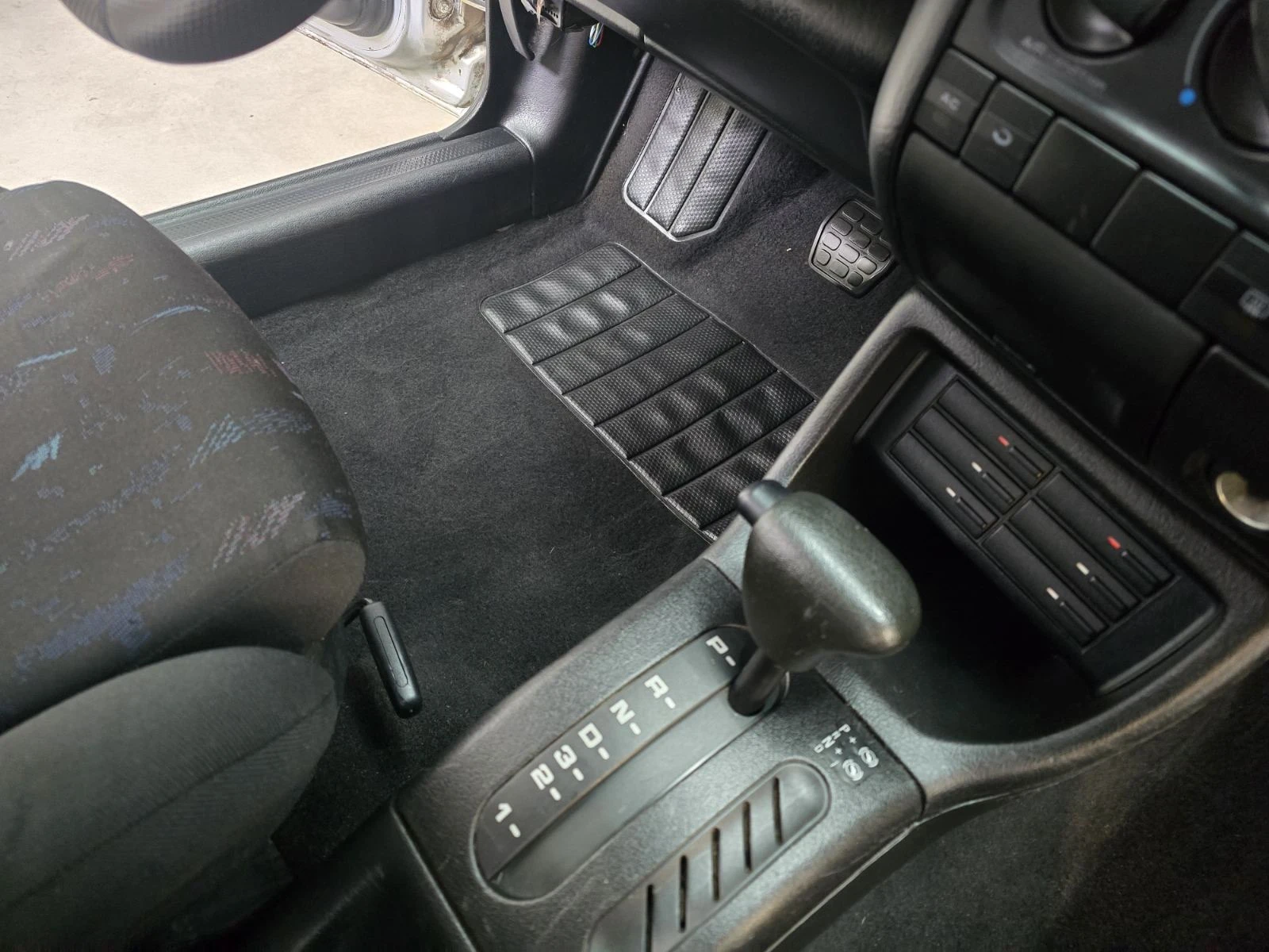 VW Golf 1.6 АВТОМАТ , снимка 14 - Автомобили и джипове - 54669946