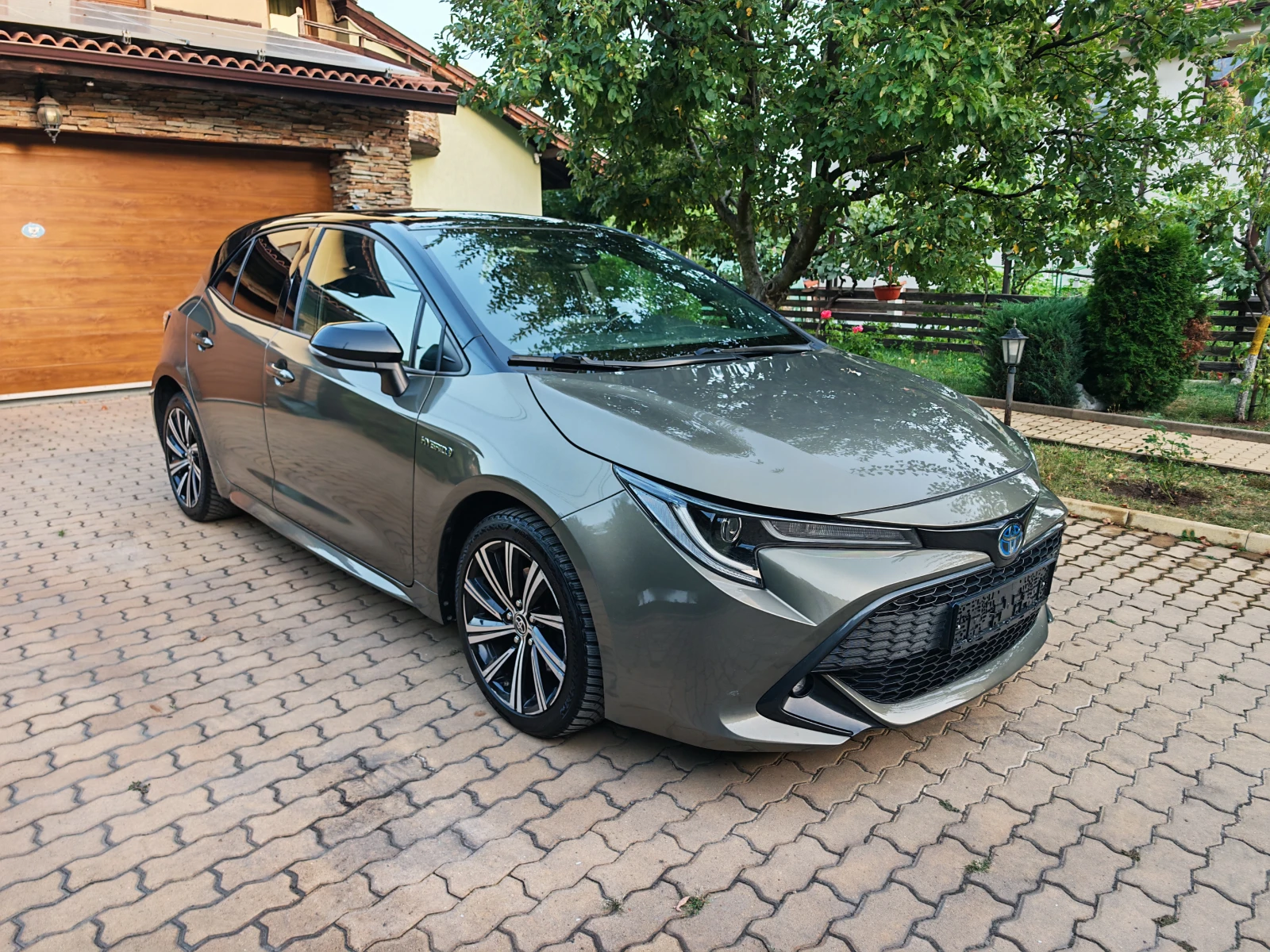 Toyota Corolla --2.0 HYBRIDE--BI TONE-КОЖА-ANDROIA AUTO-CAR PLAY, снимка 3 - Автомобили и джипове - 55853161