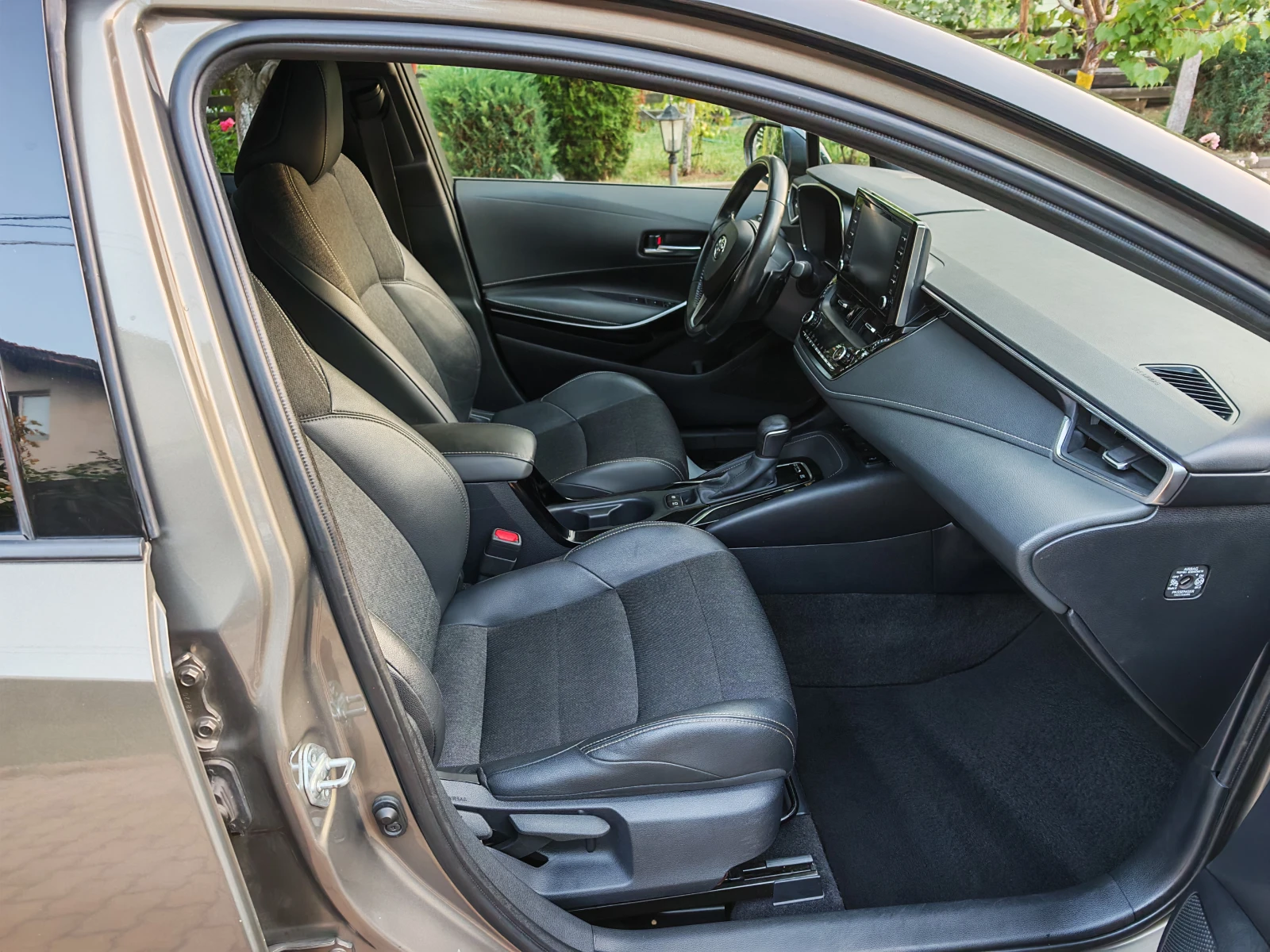 Toyota Corolla --2.0 HYBRIDE--BI TONE-КОЖА-ANDROIA AUTO-CAR PLAY, снимка 8 - Автомобили и джипове - 55853161
