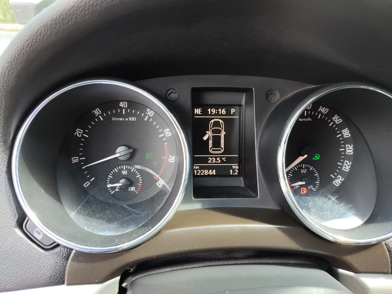 Skoda Yeti 1, 2i 105ps DSG NAVI, снимка 8 - Автомобили и джипове - 51595914