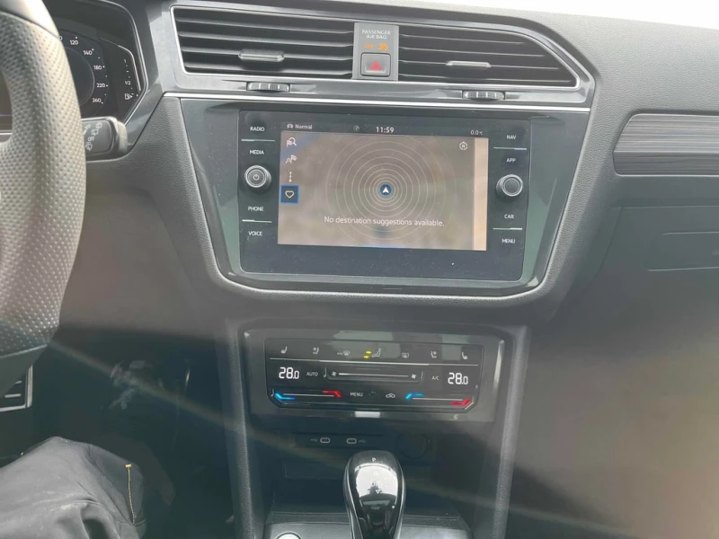 VW Tiguan Highline R Line| PANO | ОБДУХВАНЕ| ПОДГРЕВИ | AWD, снимка 8 - Автомобили и джипове - 53451716