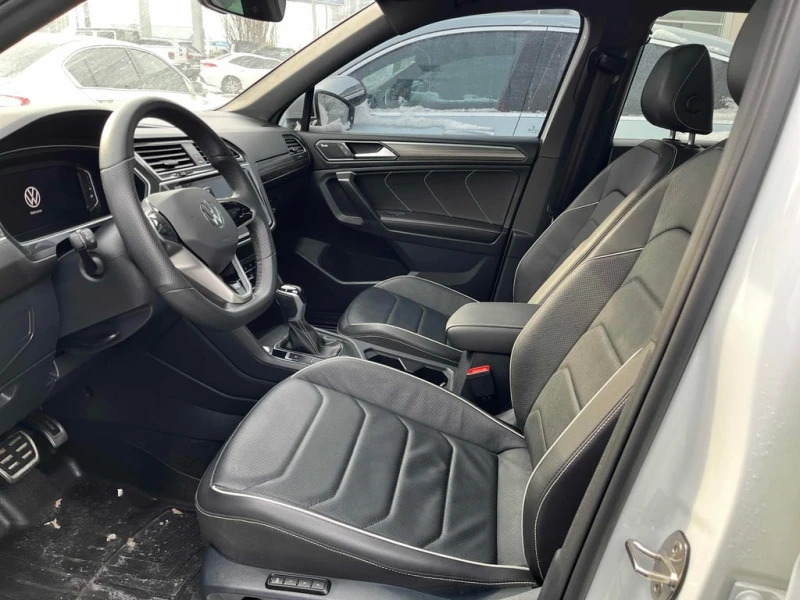 VW Tiguan Highline R Line| PANO | ОБДУХВАНЕ| ПОДГРЕВИ | AWD, снимка 6 - Автомобили и джипове - 53451716