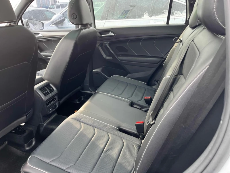 VW Tiguan Highline R Line| PANO | ОБДУХВАНЕ| ПОДГРЕВИ | AWD, снимка 9 - Автомобили и джипове - 53451716