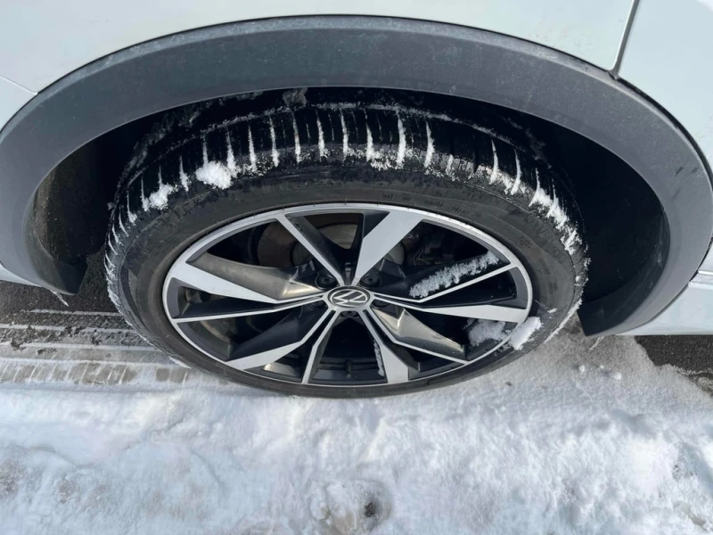 VW Tiguan Highline R Line| PANO | ОБДУХВАНЕ| ПОДГРЕВИ | AWD, снимка 10 - Автомобили и джипове - 53451716