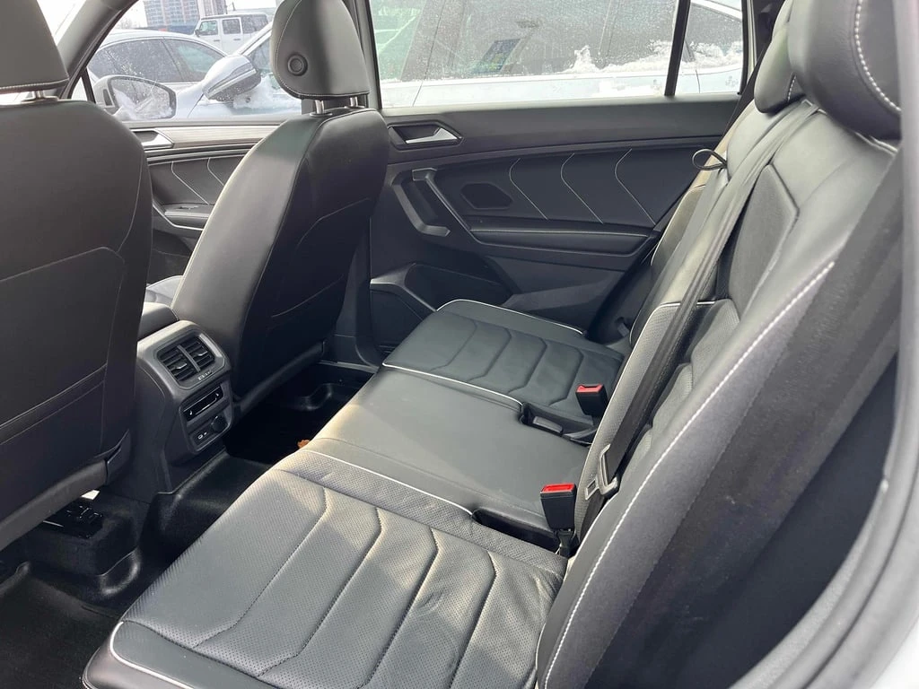 VW Tiguan Highline R Line| PANO | ОБДУХВАНЕ| ПОДГРЕВИ | AWD - изображение 9