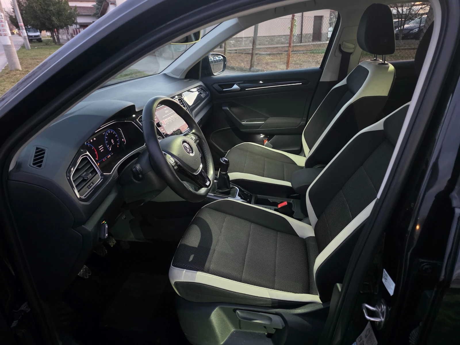 VW T-Roc 1.5, снимка 10 - Автомобили и джипове - 54203682