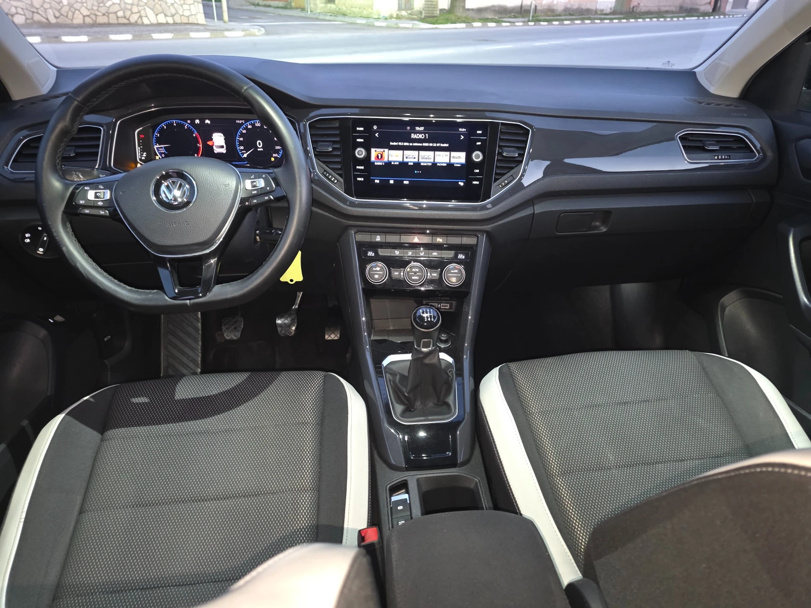 VW T-Roc 1.5, снимка 13 - Автомобили и джипове - 54203682