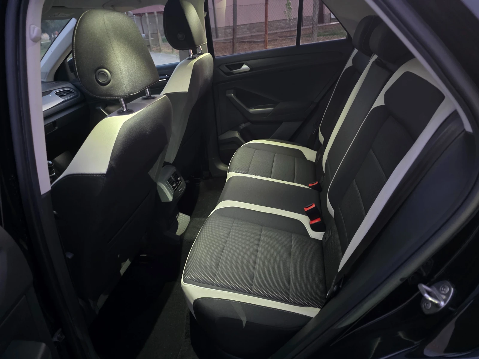 VW T-Roc 1.5, снимка 12 - Автомобили и джипове - 54203682