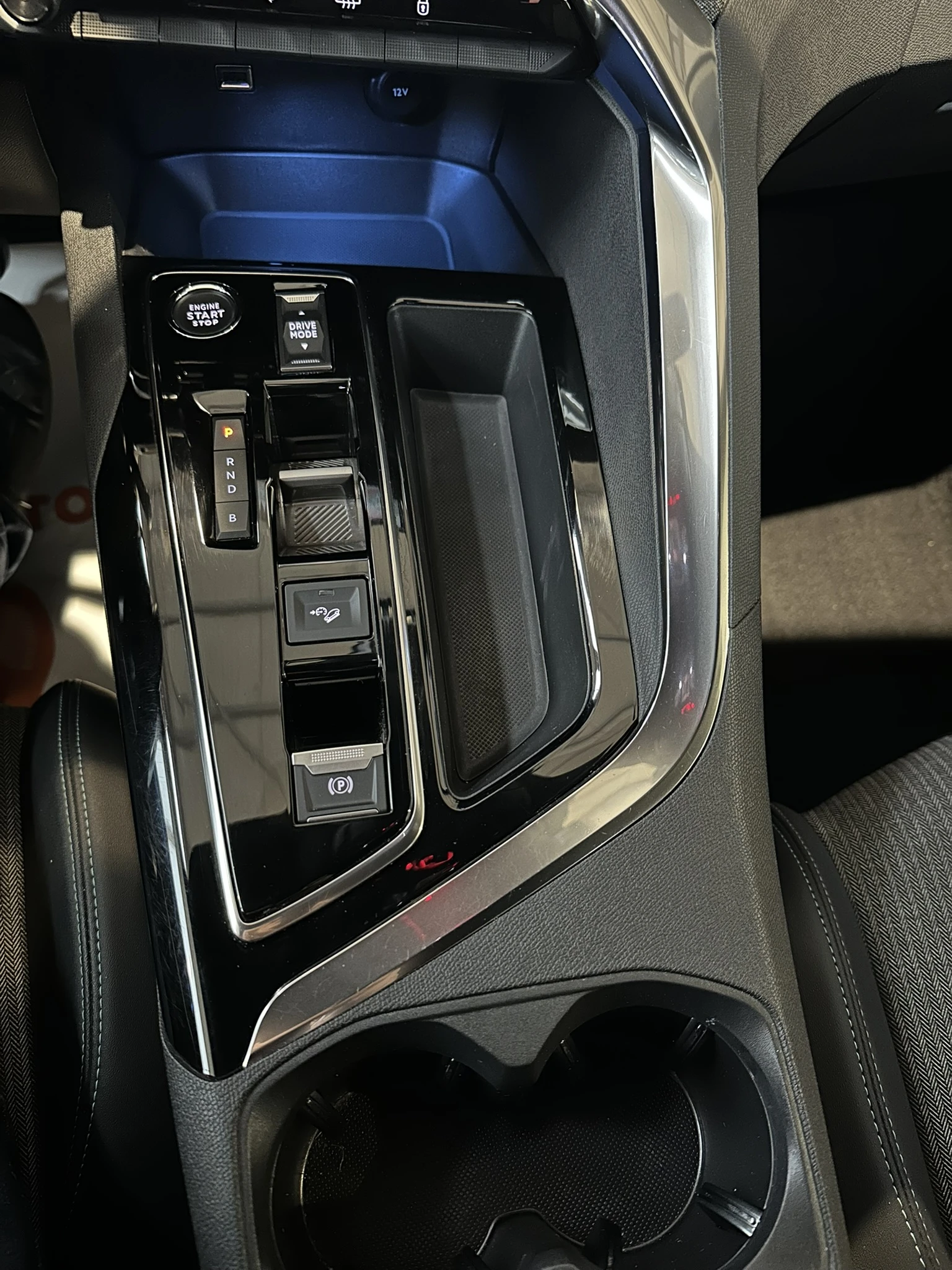 Peugeot 3008 Plug-In Hybrid 300 hp 4x4 Allure | Mobile.bg � ����������� 11