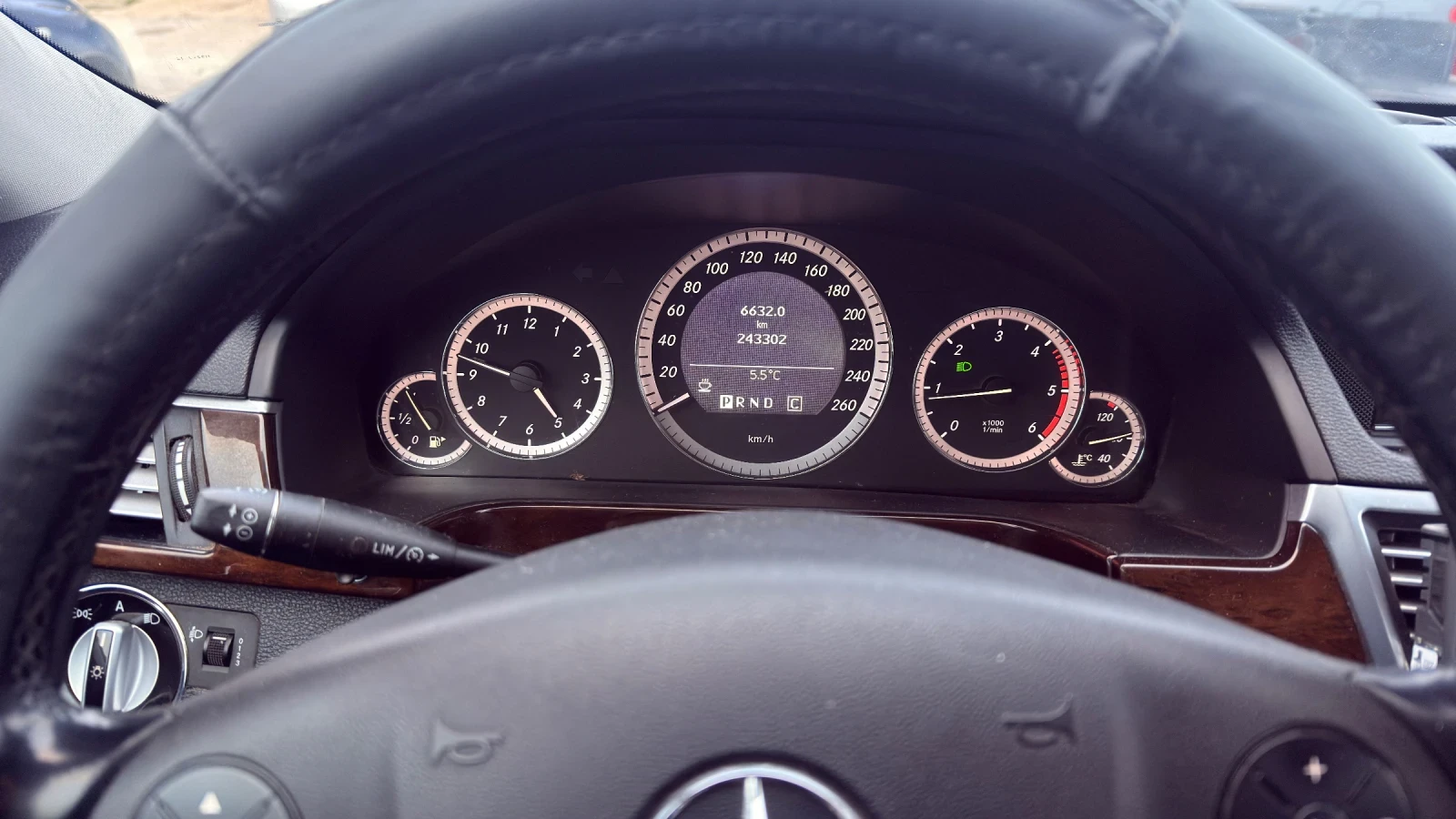 Mercedes-Benz E 220, снимка 8 - Автомобили и джипове - 53730425