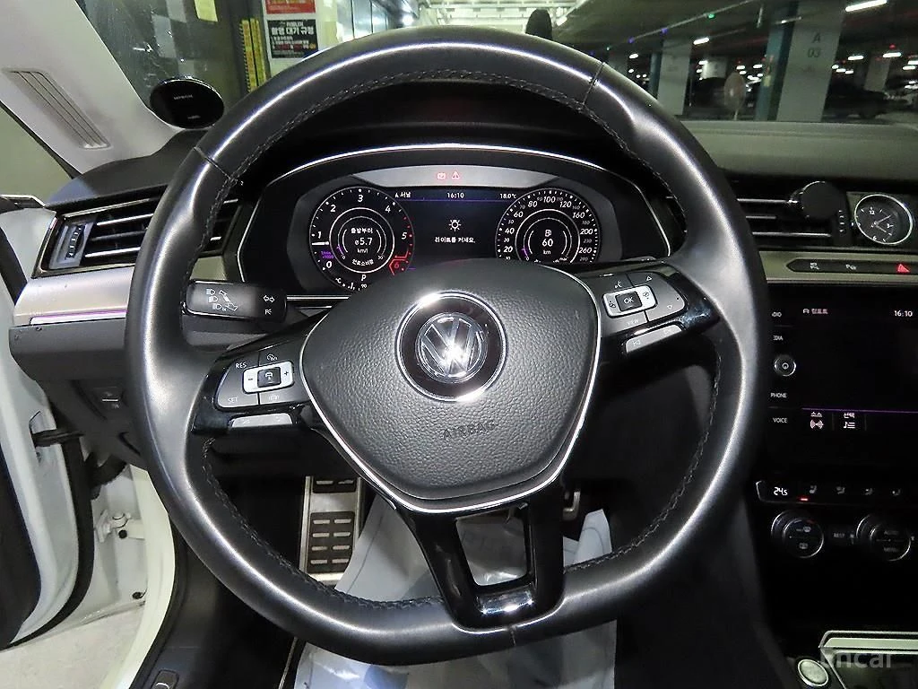 VW Arteon 2.0 TDI Prestige* ПОДГРЕВ* ОБДУХВАНЕ* HEAD-UP* 360, снимка 9 - Автомобили и джипове - 54633361
