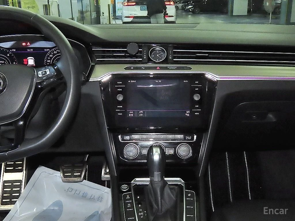 VW Arteon 2.0 TDI Prestige* ПОДГРЕВ* ОБДУХВАНЕ* HEAD-UP* 360, снимка 11 - Автомобили и джипове - 54633361
