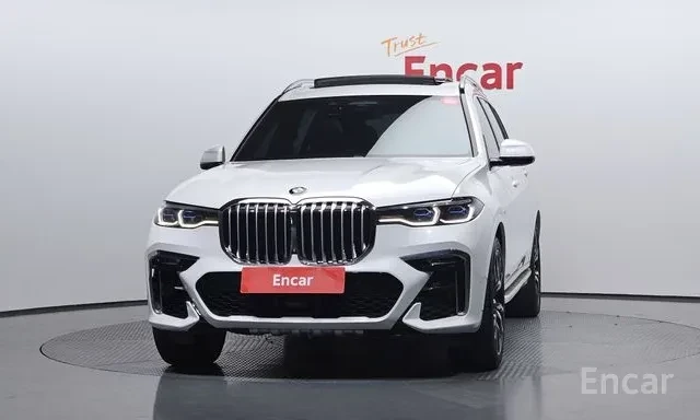 BMW X7 40D * M ПАКЕТ * TV * ОБДУХВАНЕ * 6 МЕСТЕН * , снимка 2 - Автомобили и джипове - 56022559