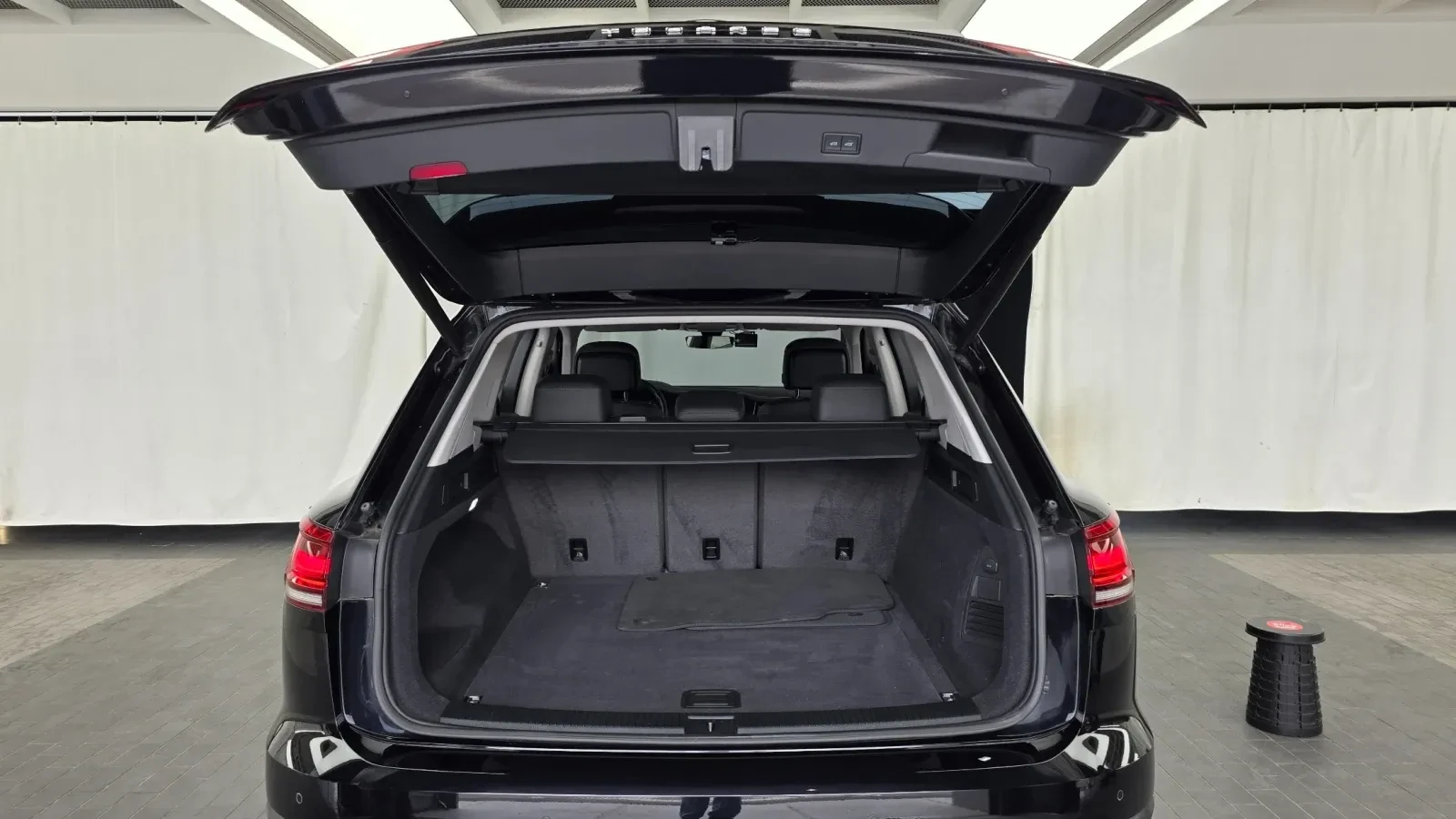 VW Touareg PREMIUM* 3.0* TDI* 360* КАМЕРИ* ПОДГРЕВ* , снимка 17 - Автомобили и джипове - 54931141