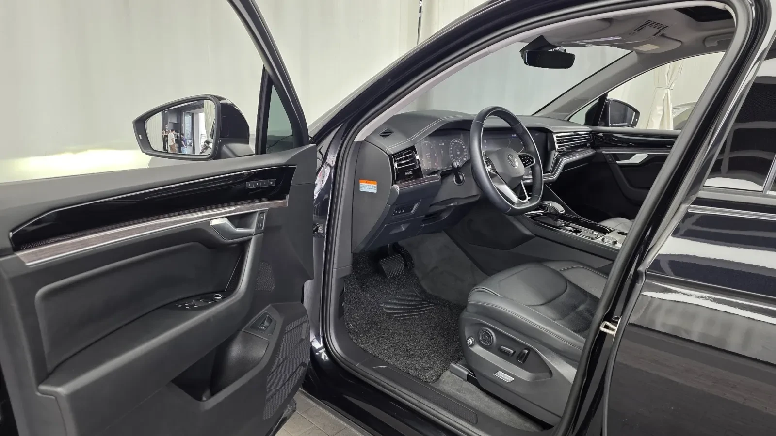 VW Touareg PREMIUM* 3.0* TDI* 360* КАМЕРИ* ПОДГРЕВ* , снимка 15 - Автомобили и джипове - 54931141