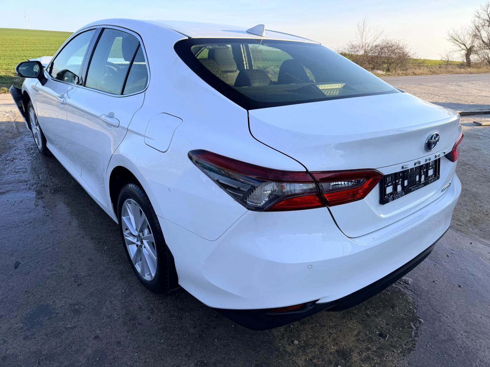 Toyota Camry 2.5 Hybrid, снимка 5 - Автомобили и джипове - 53990786